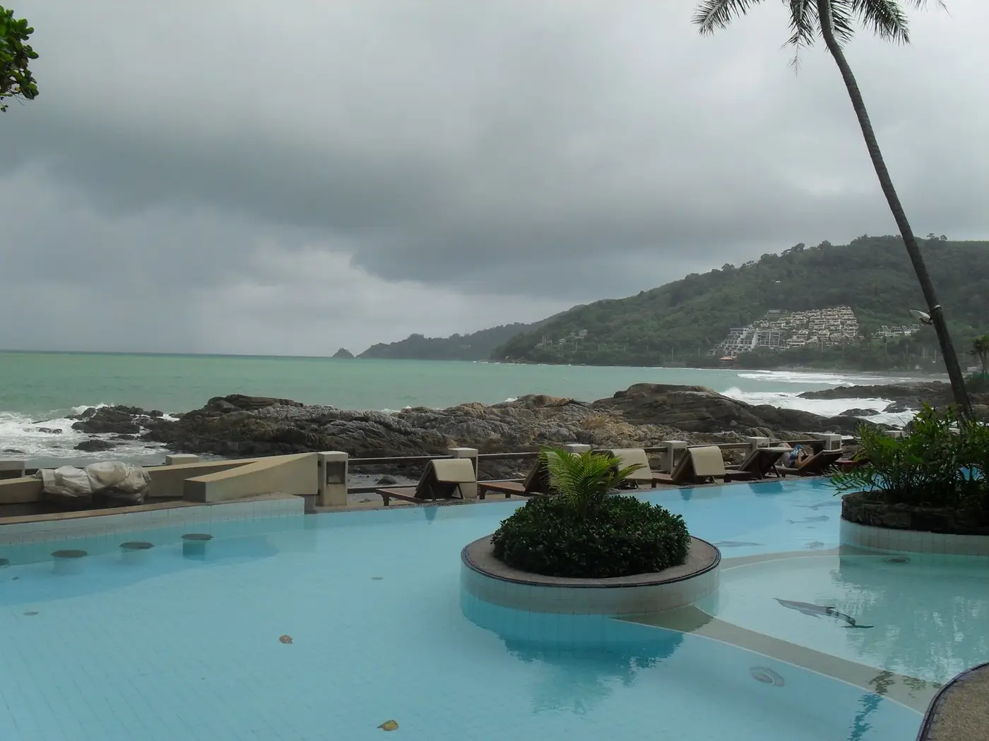 โรงแรมริมหาดป่าตอง ภูเก็ต ห้องวิวทะเล พร้อมสระอินฟินิตี้