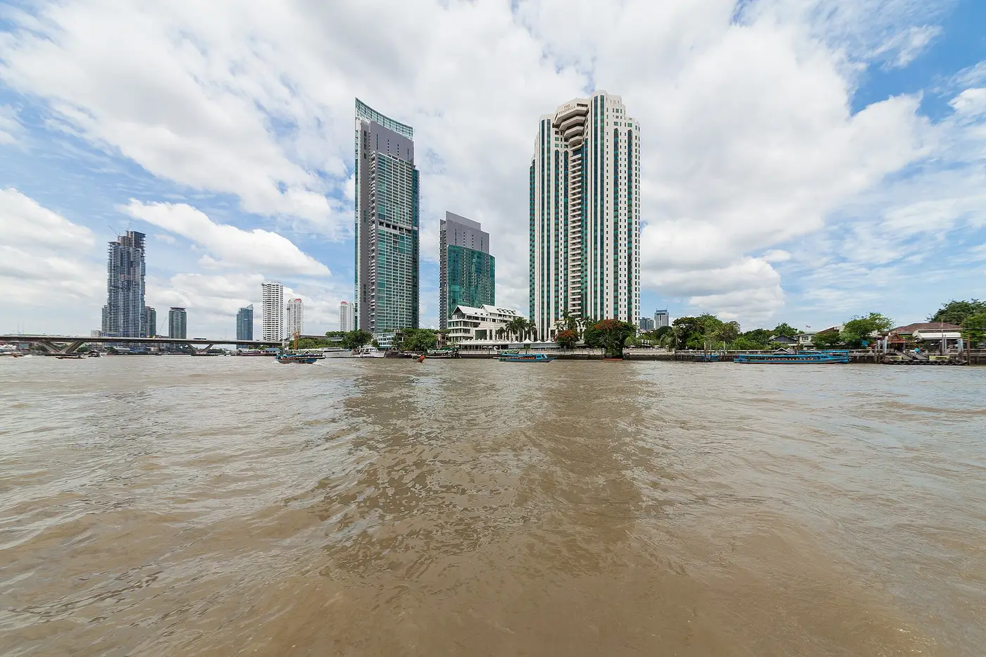 โรงแรมริมแม่น้ำเจ้าพระยา เจริญกรุง กรุงเทพ ห้องสวีท วิวแม่น้ำ